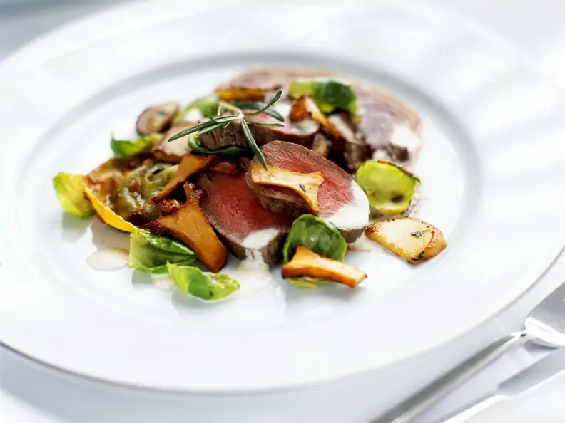 Rehrückenfilet mit Rosenkohl und Pfifferlingen