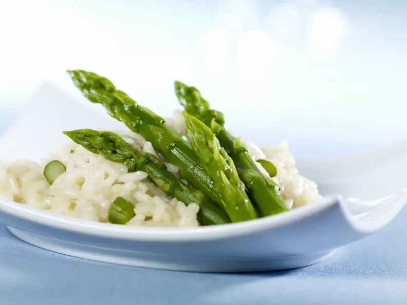 Grüner Spargel mit Risotto