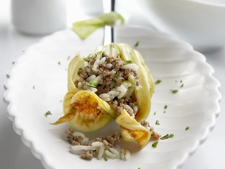 Zucchiniblüte mit Hackfleisch-Reis-Füllung