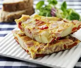Kartoffelomelett mit Paprika und Schinken