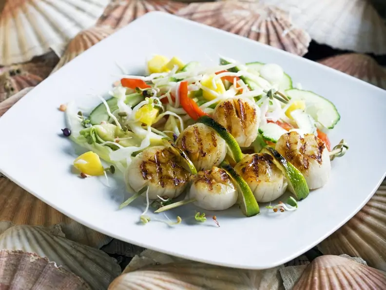 Gegrillte Jakobsmuscheln mit Gemüse-Mango-Salat