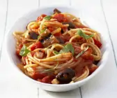 Spaghetti mit Tomatensauce und Oliven
