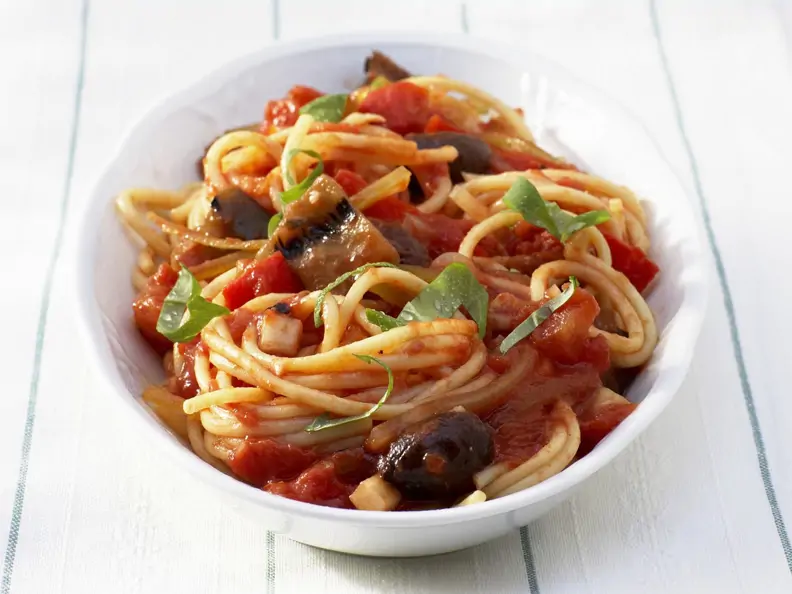Spaghetti mit Tomatensauce und Oliven