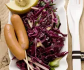 Rotkrautsalat mit Wurst, Apfelscheibe und Senf