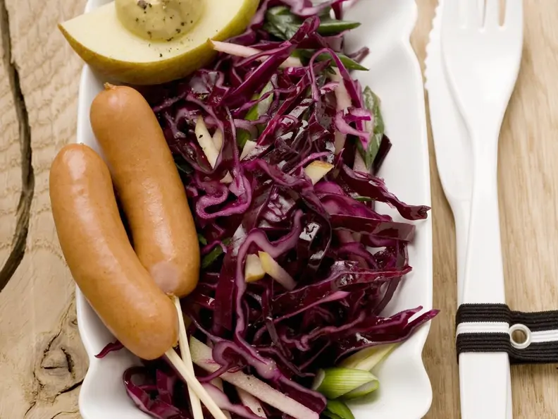Rotkrautsalat mit Wurst, Apfelscheibe und Senf