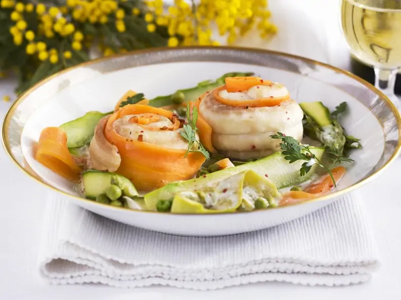 Seezungenrouladen mit frühlingshaftem Gemüse