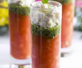 Tomatencremesuppe mit Ziegenkäse und Basilikum