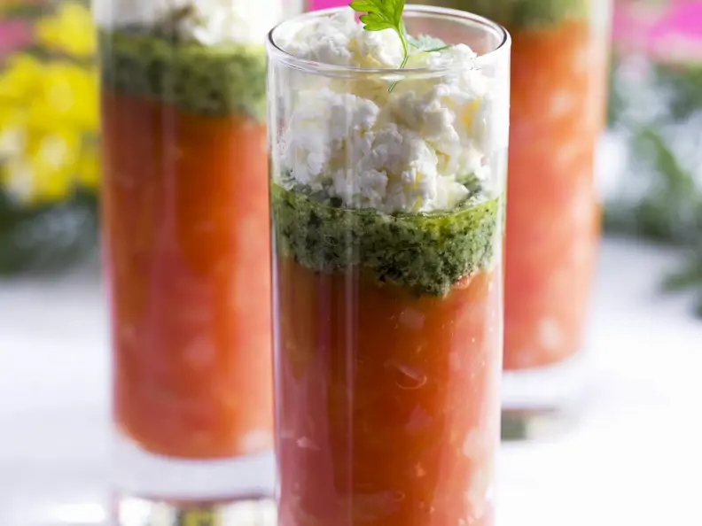 Tomatencremesuppe mit Ziegenkäse und Basilikum