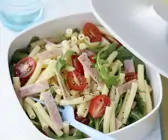 Nudel-Schinken-Salat mit Rucola und Tomaten