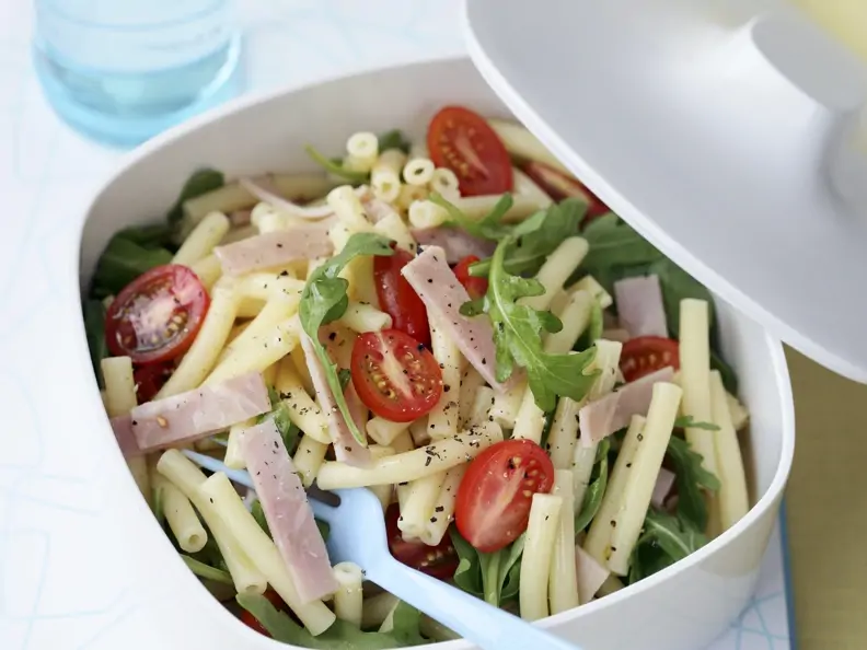 Nudel-Schinken-Salat mit Rucola und Tomaten