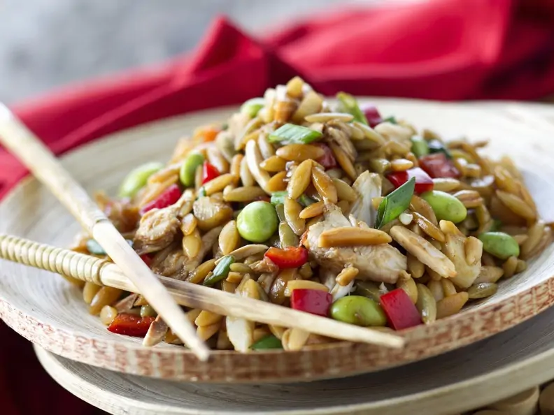 Hähnchensalat mit Orzo auf asiatische Art