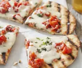 Gegrillte Pizza mit Tomate-Mozzarella