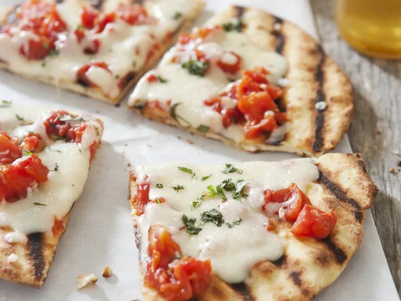 Gegrillte Pizza mit Tomate-Mozzarella