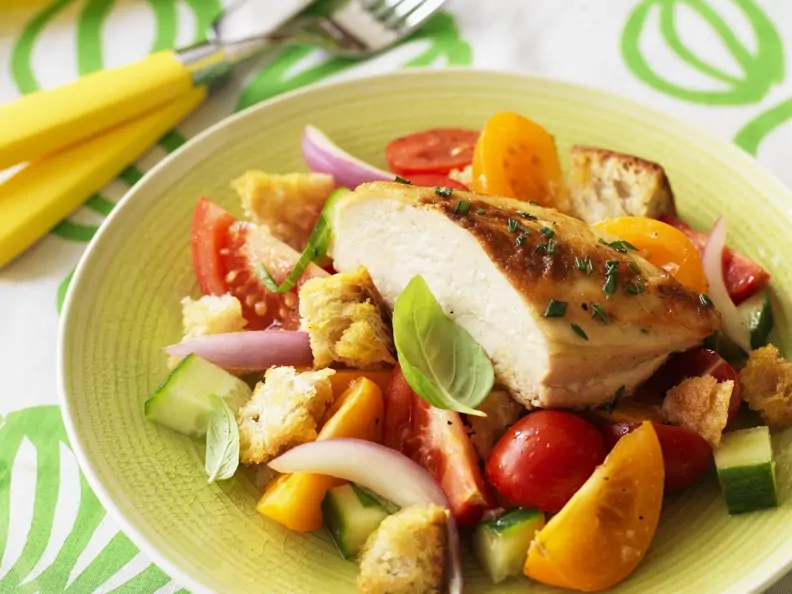 Hähnchenbrust vom Grill mit Brotsalat