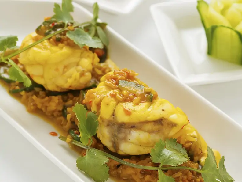 Gedämpfter Anglerfisch mit Currysoße und Duftreis