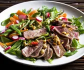 Rindfleischsalat mit Erdnusskernen