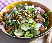 Gemischter grüner Salat mit Zucchini, Pinienkernen und Rohschinken