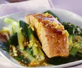 Lachsfilet mit Sesam und grünem Gemüse