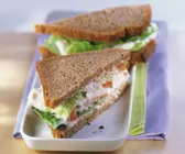 Vollkornsandwich mit Thunfisch und Tomaten