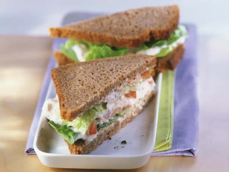 Vollkornsandwich mit Thunfisch und Tomaten