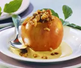 Bratapfel mit Nussfüllung und Vanillesauce