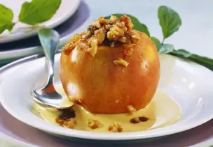 Bratapfel mit Nussfüllung und Vanillesauce