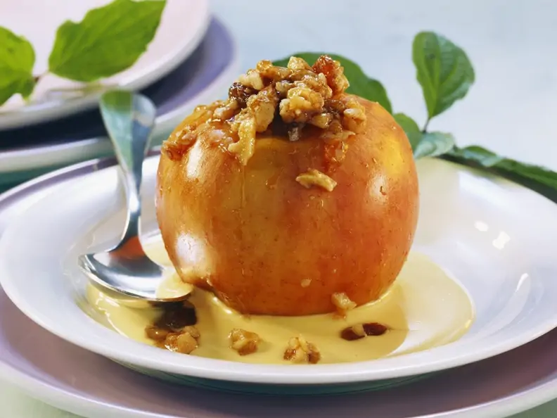 Bratapfel mit Nussfüllung und Vanillesauce