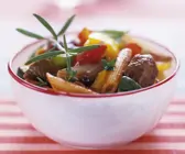 Rindfleischragout mit Gemüse und Vollkornnudeln