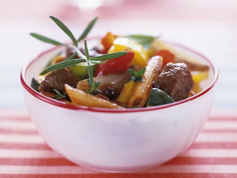 Rindfleischragout mit Gemüse und Vollkornnudeln
