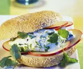 Sesambagel mit Frühlingsquark und Apfel