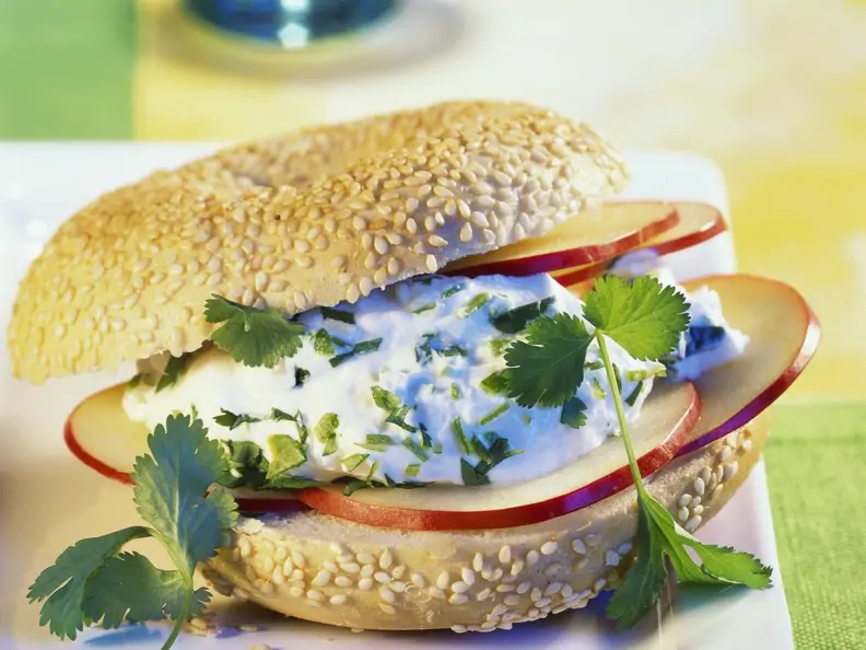 Sesambagel mit Frühlingsquark und Apfel