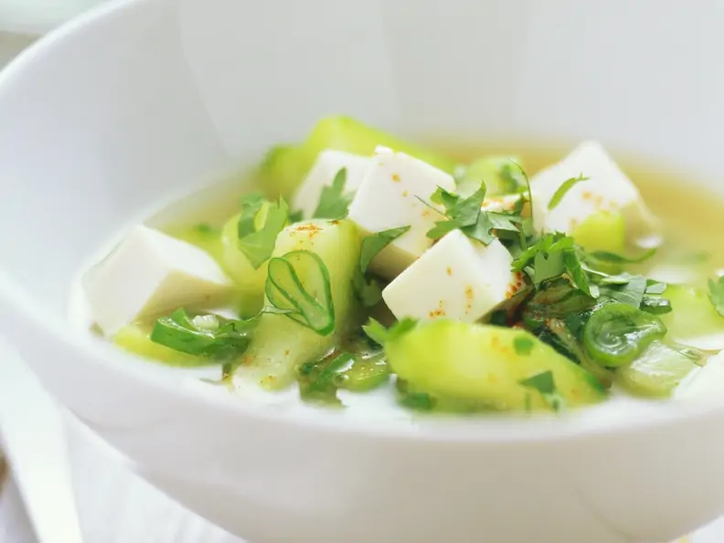 Gurkensuppe mit Tofu