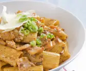 Pasta mit Schinken-Lauchzwiebel-Soße