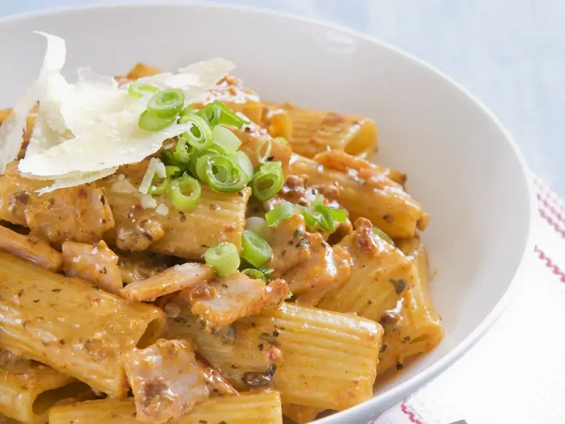 Pasta mit Schinken-Lauchzwiebel-Soße