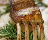 Lammkarree vom Grill mit Knoblauch und Rosmarin