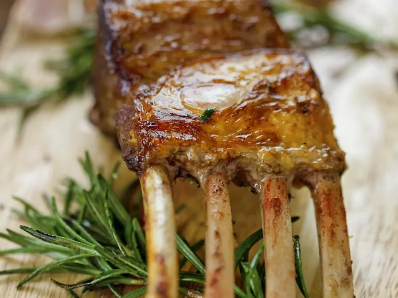 Lammkarree vom Grill mit Knoblauch und Rosmarin