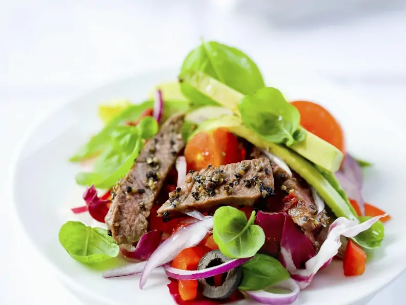 Salat mit Rinderstreifen 