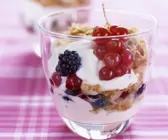 Kokoscreme mit frischen Beeren