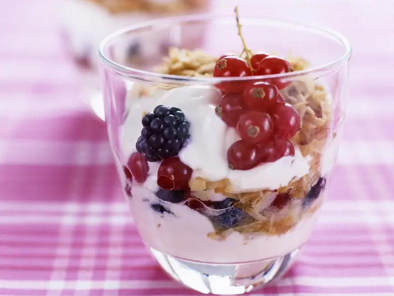 Kokoscreme mit frischen Beeren
