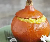 Ausgehöhlter Kürbis mit Risotto gefüllt