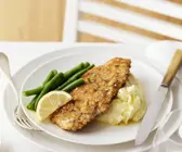Schnitzel vom Hähnchen mit Kartoffelbrei und grünen Bohnen
