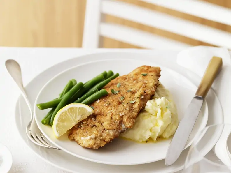 Schnitzel vom Hähnchen mit Kartoffelbrei und grünen Bohnen