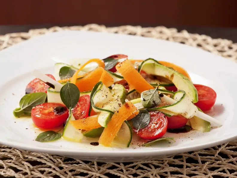 Karotten-Avocado-Salat mit Cherrytomaten