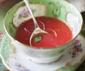 Kalte Suppe aus Wassermelone mit Kräutern