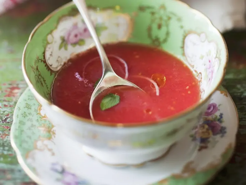 Kalte Suppe aus Wassermelone mit Kräutern