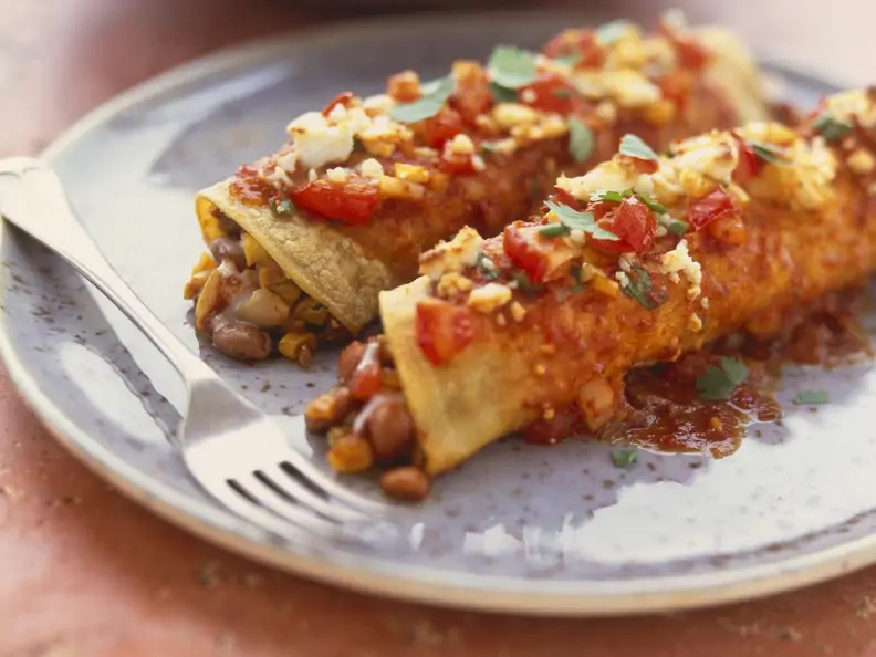 Pfannkuchen mit Bohnenfüllung auf mexikanische Art (Enchiladas)