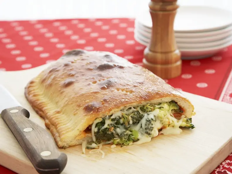 Vegetarische Calzone mit Brokkoli und Käse