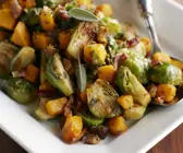 Gemüsepfanne mit Butternusskürbis, Rosenkohl, Bacon und Salbei