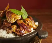 Adobo: Huhn und Schwein mit Reis (Philippinisches Nationalgericht)