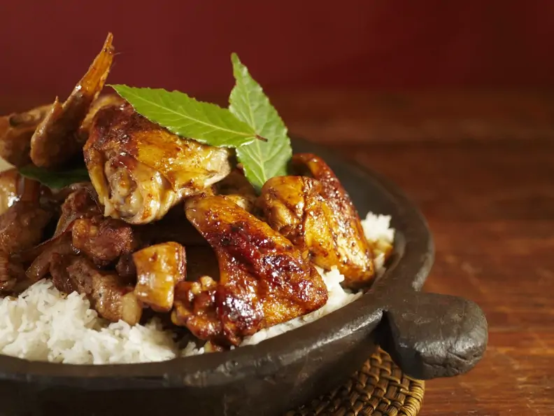 Adobo: Huhn und Schwein mit Reis (Philippinisches Nationalgericht)